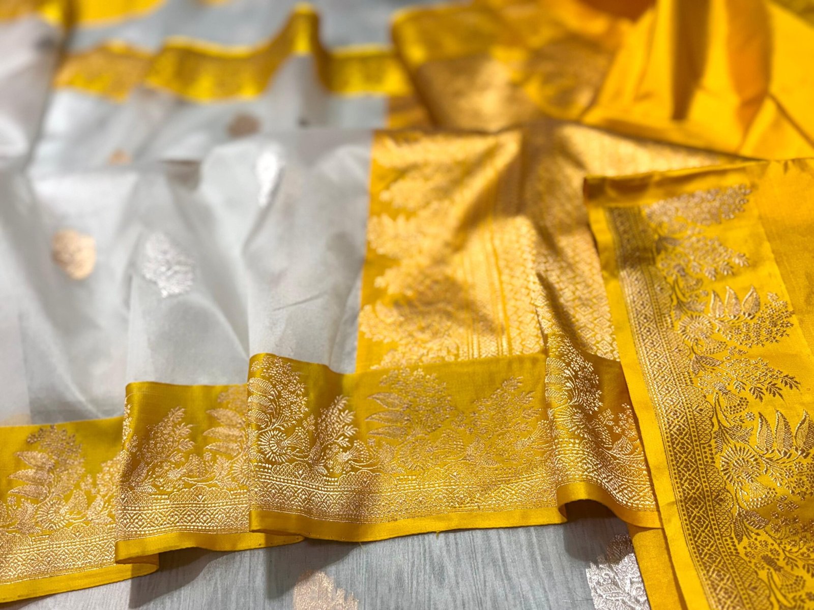 2025/07/1000205216-scaled.jpg Regal Green White Pure Kora Silk Saree with Mashru Magic